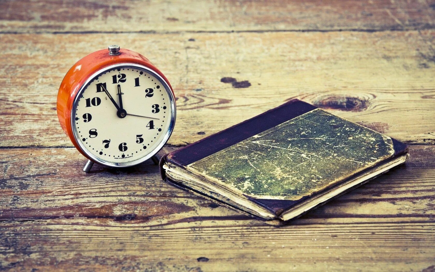 Get real life. Книга и часы. Книга времени. Мало времени. Старый будильник.
