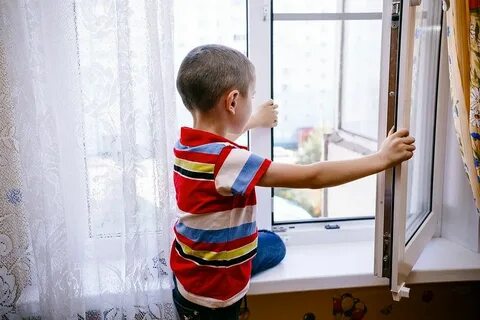 Мальчик возле окна