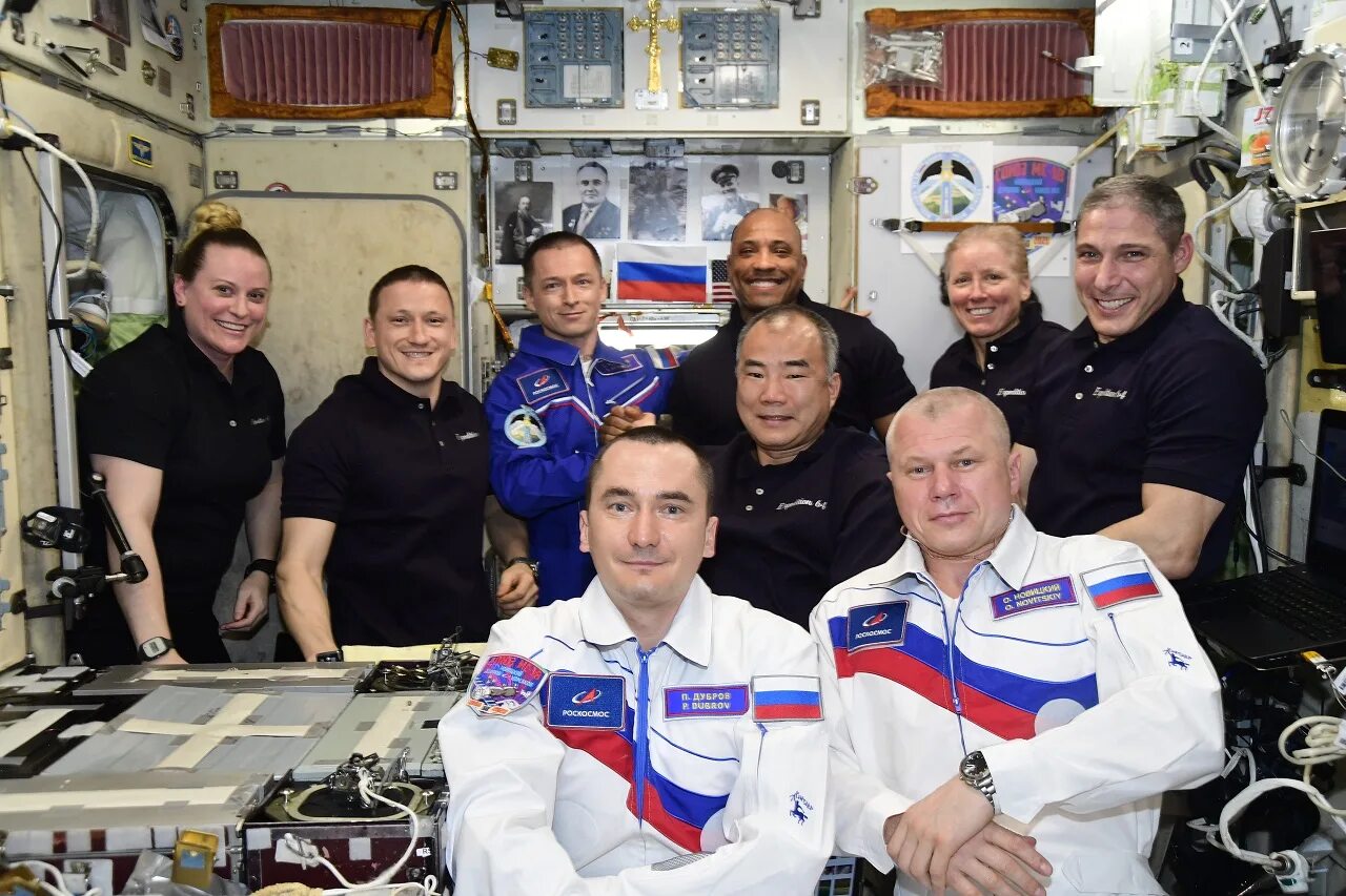 Российские космонавты находящиеся в космосе