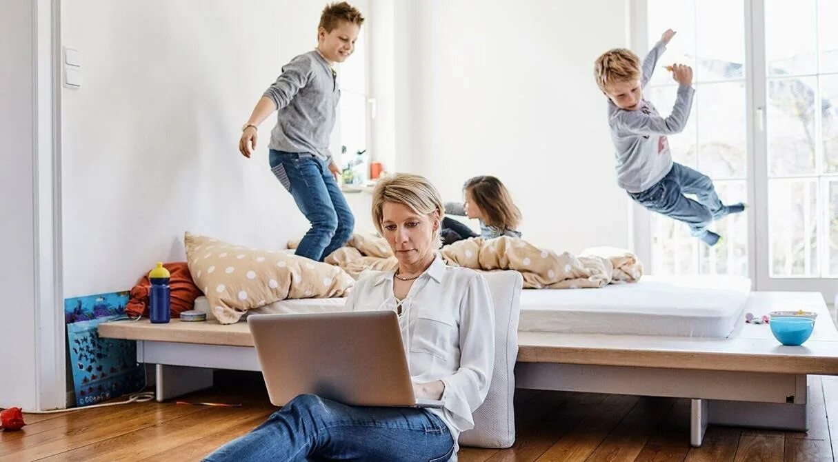 Мама с ребенком и ноутбуком. Out from home. Работа из дома. To go out. Женщина работает за компьютером.