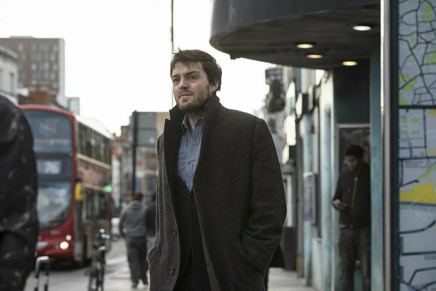 Робин эллакотт страйк. Холлидей грейнджер и том берк. Холлидей грейнджер страйк. Том берк корморан страйк. Бен кромптон страйк.