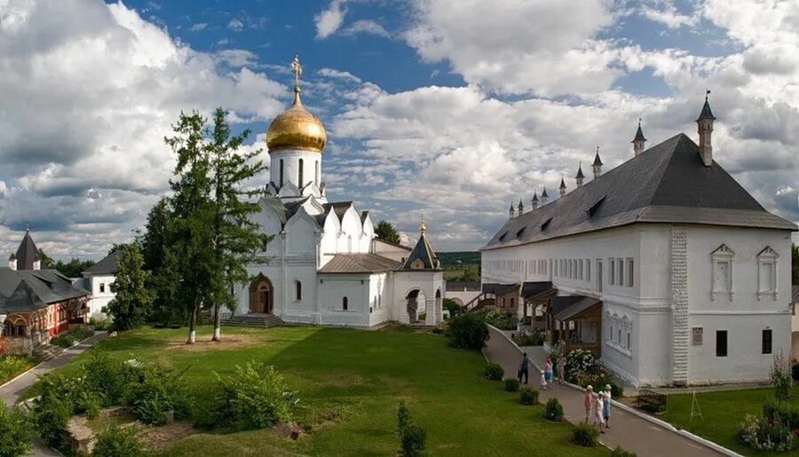 Куда сходить в звенигороде. Саввино-Сторожевский монастырь Звенигород. Достопримечательности Саввино Сторожевского монастыря. Савинов монастырь в Звенигороде. Саввино-Сторожевский монастырь панорама.