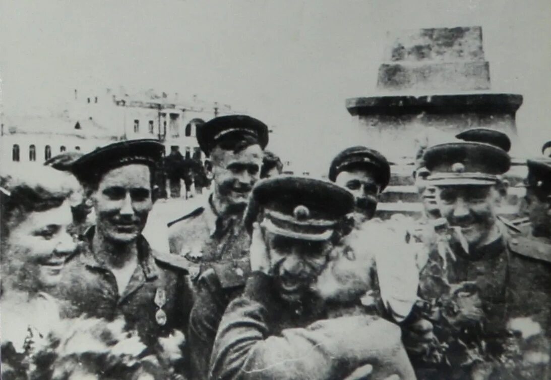 10 мая 1944. Освобождение севастополя 1944. герои севастополя 1944. севастополь 9 мая 1944. освобожденный севастополь. май 1944 года.