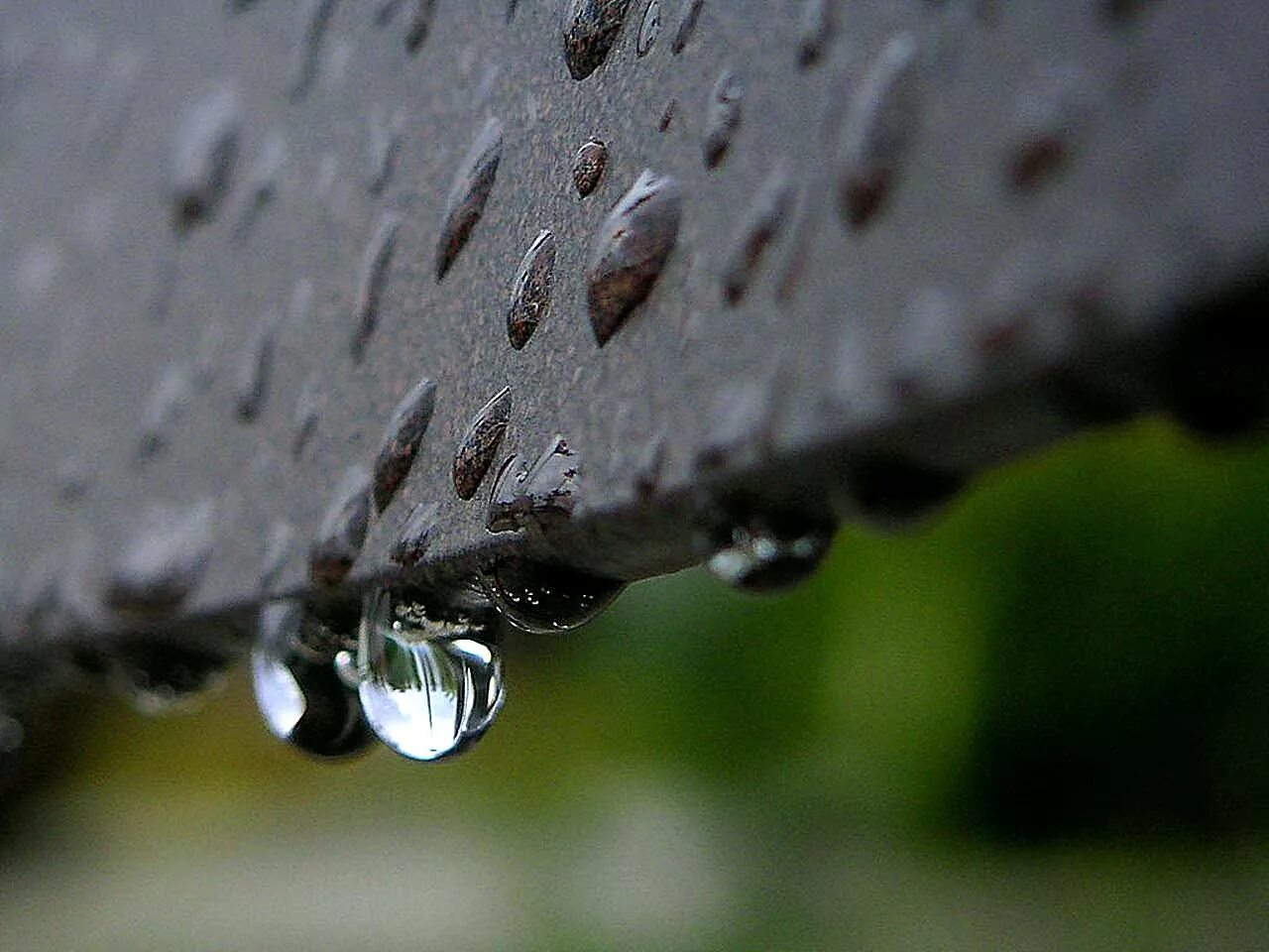 С крыш падает вода. Капли дождя. Падающие капли воды. Капля дождя. Дождевые капли.