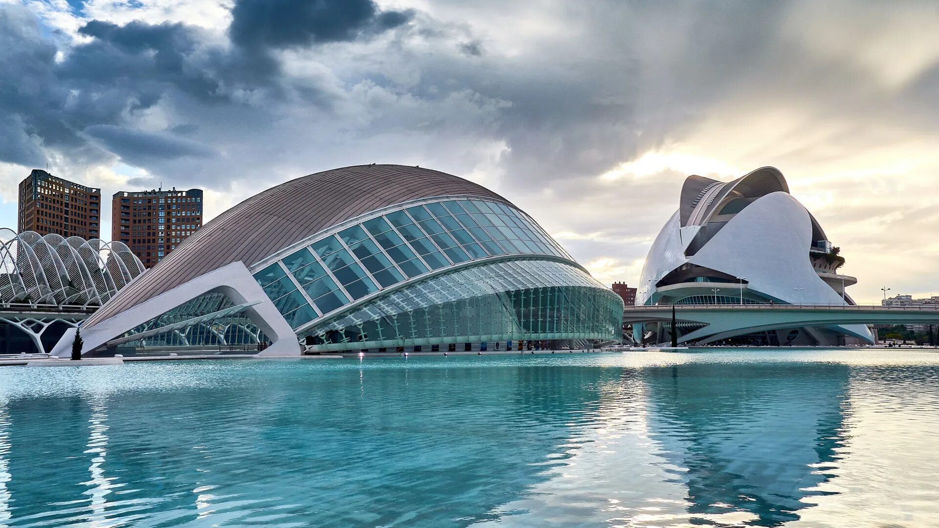 Валенсия. Центр искусств и науки Валенсия Испания. La ciudad de las Artes y las ciencias океанариум. Ciudad de las Artes y ciencias внутри.