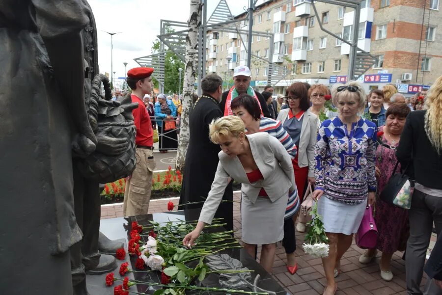 Поддержка вдове. Памятник труженикам тыла Менделеевск. Менделеевск дети войны. Помощь вдове. 9 Мая Менделеевск памятник.