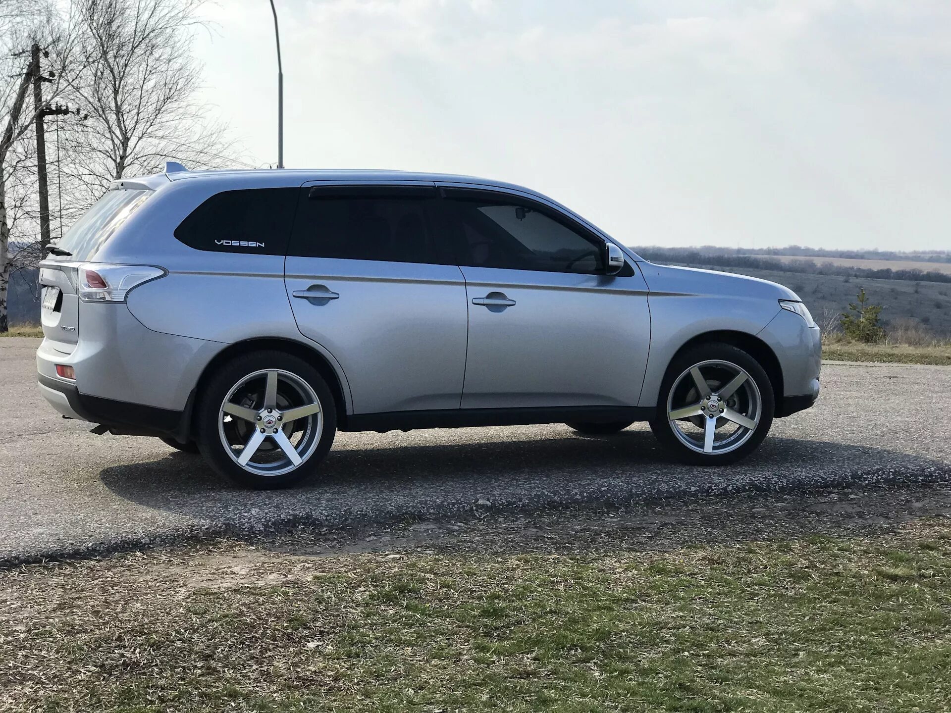 Мицубиси аутлендер колеса. Mitsubishi Outlander 2013 на r18. Митсубиси Аутлендер 2013. Mitsubishi Outlander 2013. Mitsubishi Outlander 2013 16 r.