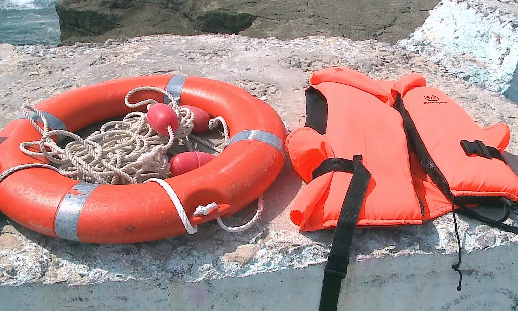 Спасательный инвентарь на пляже. Спасательные средства на воде. Спасательный щит. Оборудование для спасения на воде. Нужен ли спасательный