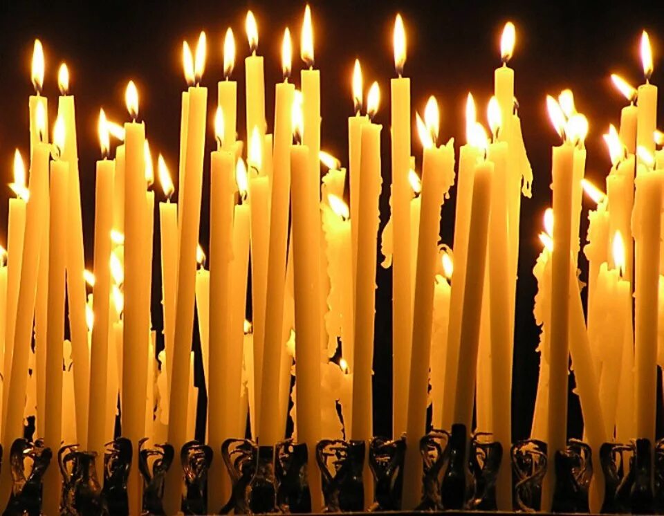 Церковные свечи. Горящие свечи. Свечи в церкви. Горящие свечи в церкви. В церкви горят свечи