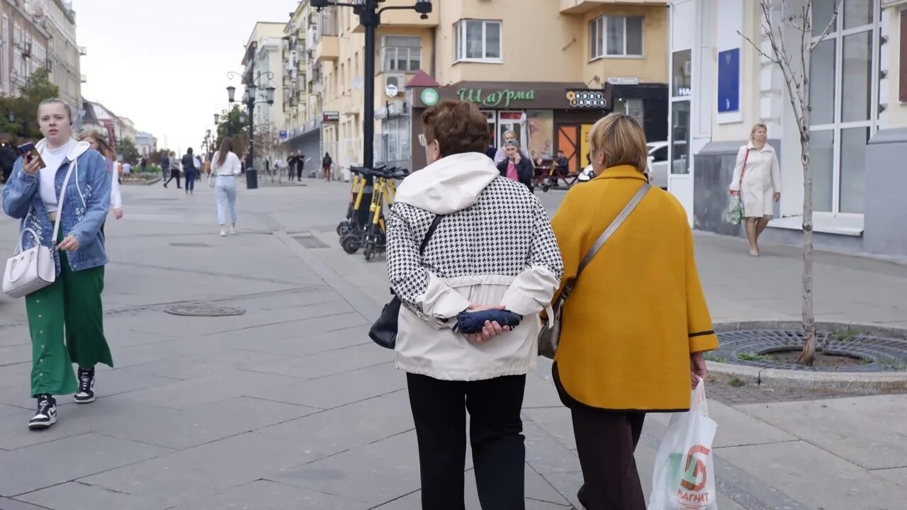 Что ждет пенсионеров в апреле. Пенсионеры. Российские пенсионеры. Пенсионеры октябрь Россия. Льготы пенсионерам.