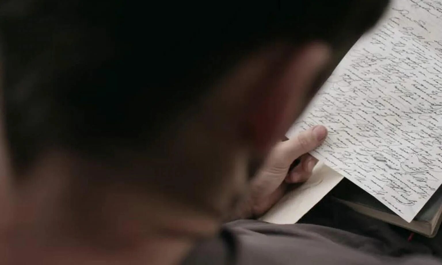 Read while write. Чтение и письмо. чтение письма от первого лица арт. чтение письма в мелочной лавке. a man reading amap.