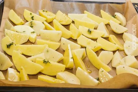 Картошка дольками на противне