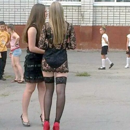 Вызывающее поведение девушек. Дневники вампира елена и кэролайн. Вызывающее поведение девушек. Тейлор момсен стиль одежды. Дневники вампира бонни елена и кэролайн.