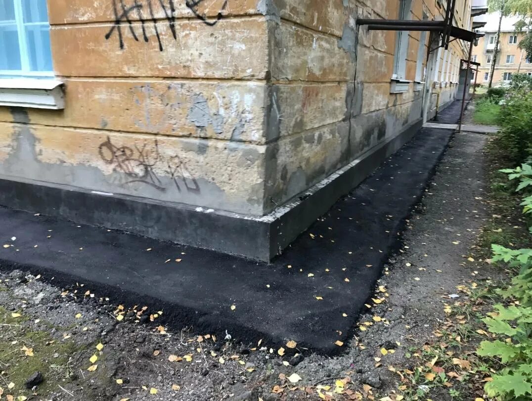 Гидроизоляция отмостки технониколь. Отмостка из асфальта. Асфальтобетонная отмостка. Асфальтирование отмостки. Отмостка из асфальта вокруг дома.