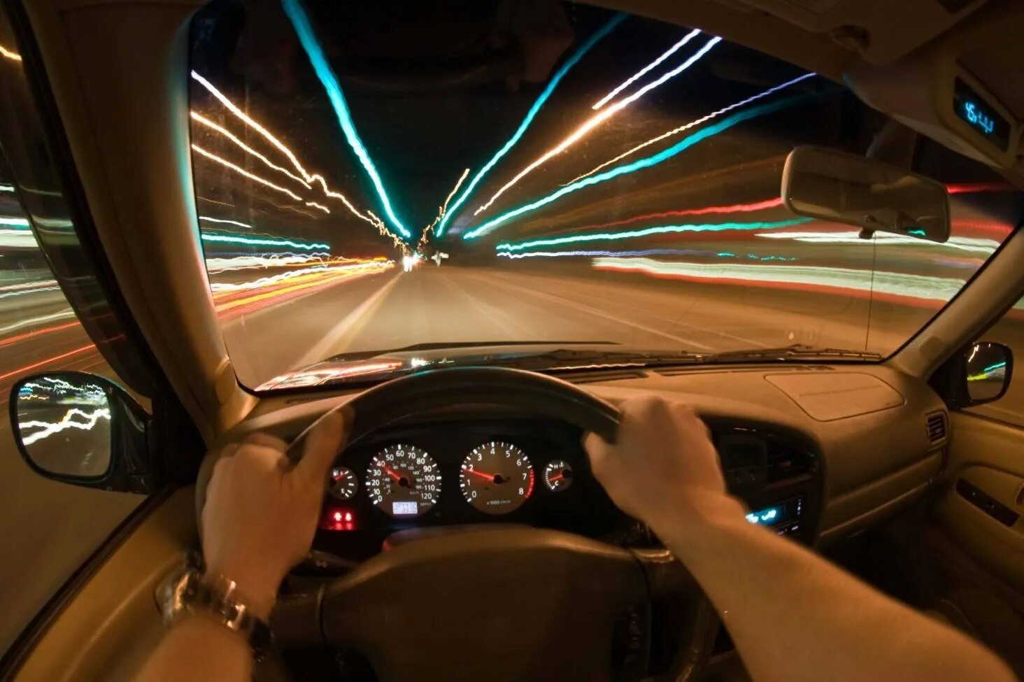 вид из едущей машины. вид из машины. вид из едущей машины. ехали машины. красивый вид из машины.