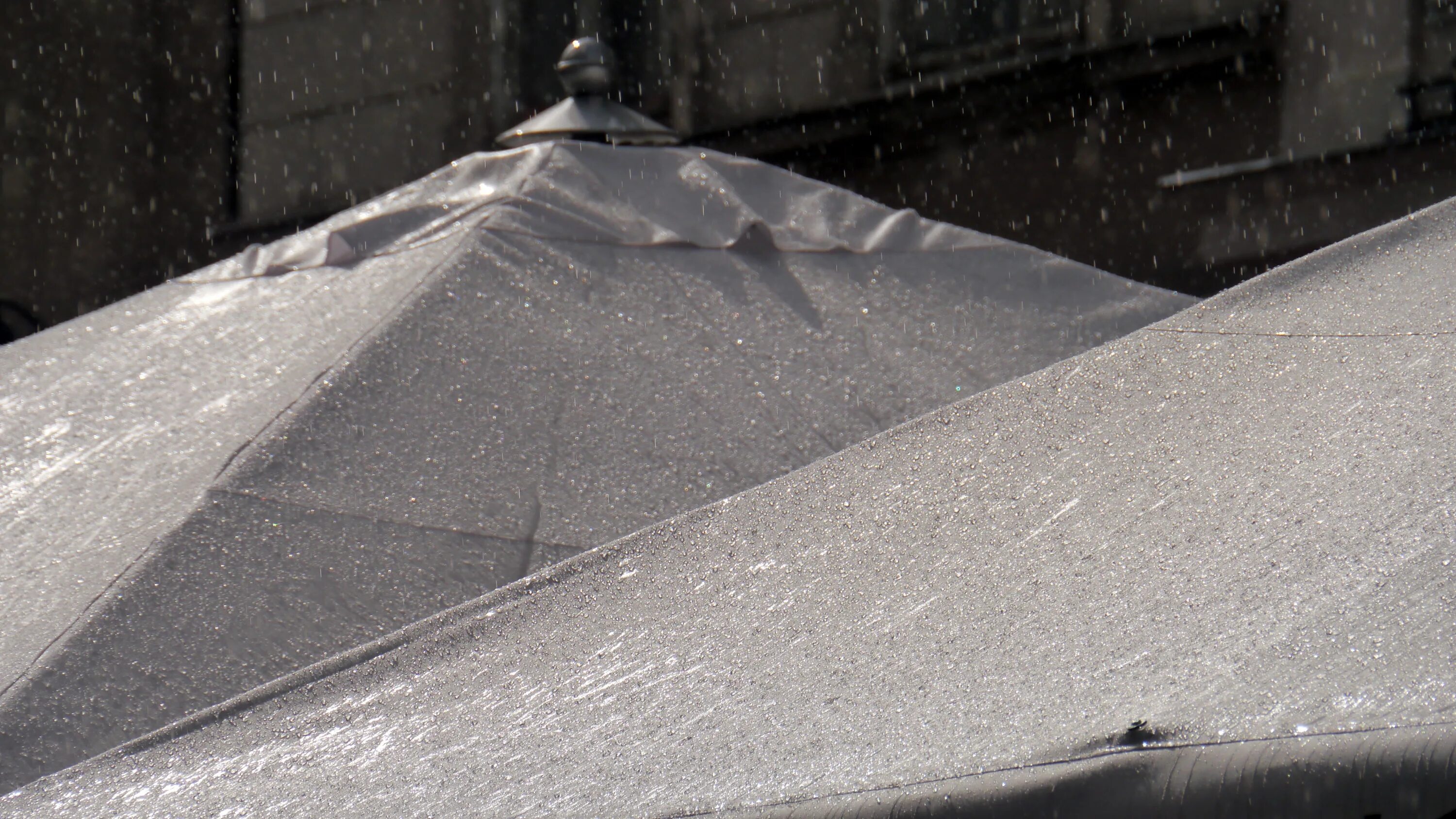 При попадании солнечного света на капли дождя. Капли на бетоне. Roof Rain Drops.