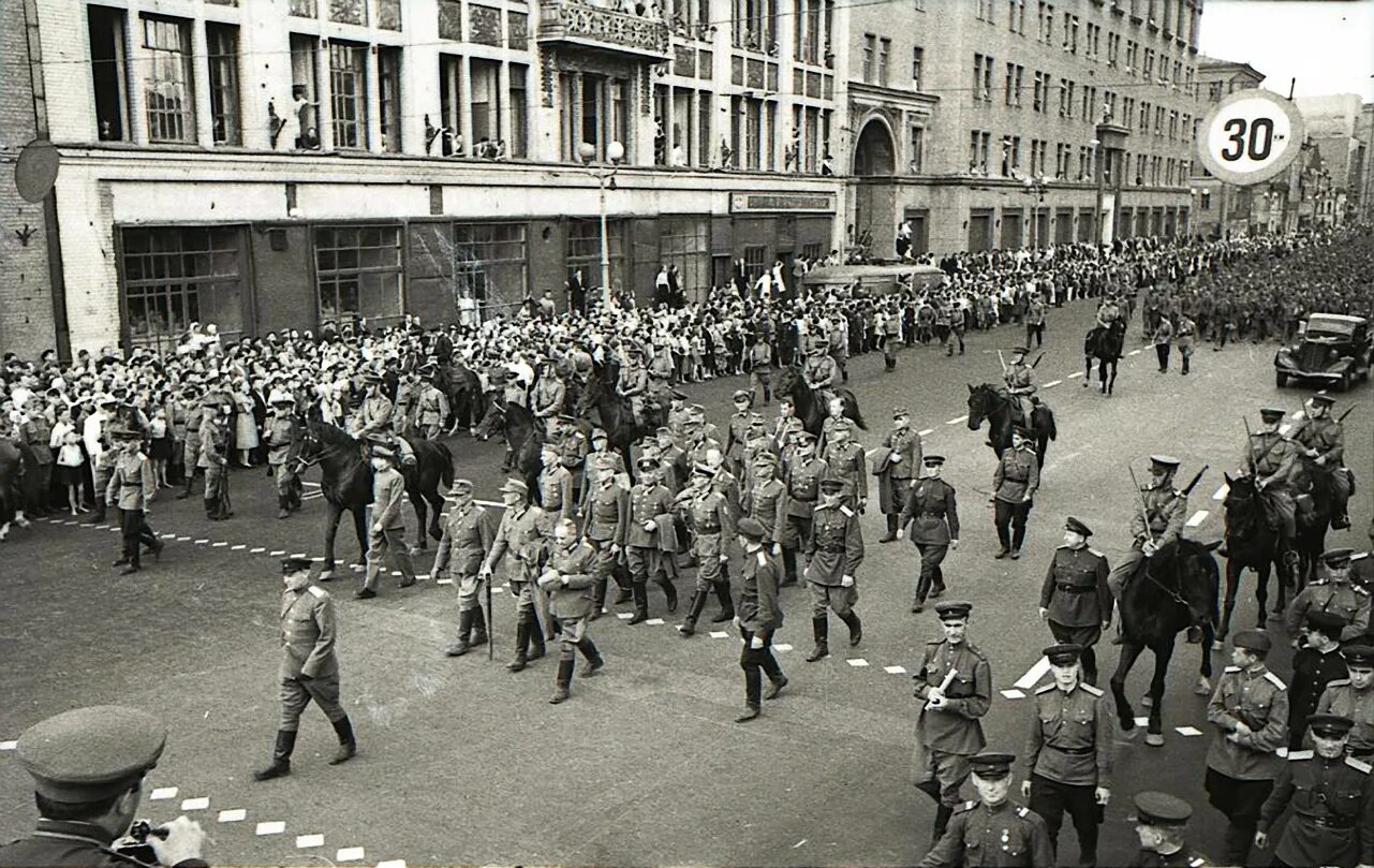 1 июля 1944. Парад военнопленных немцев в Москве 1944. Парад побежденных 17 июля 1944 года. Пленные немцы в Москве 1944. Шествие немецких военнопленных в Москве 1944.