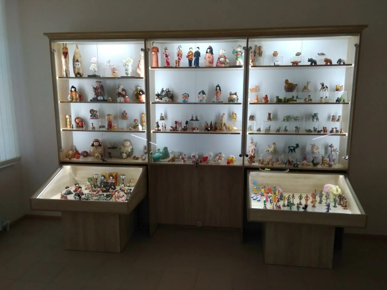 витрина для сувениров. витрина для музея. витрины для сувенирной продукции. витрина для сувениров. витрины для сувенирной продукции.