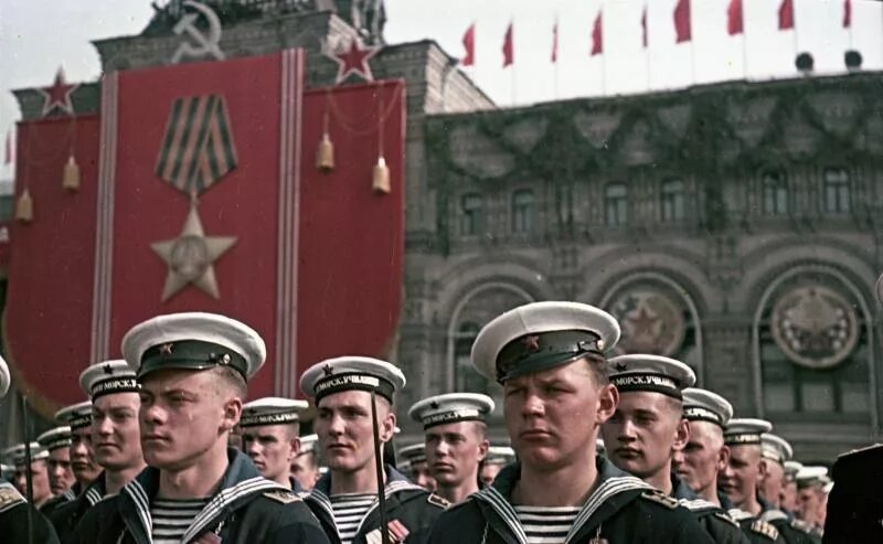 Парад советских. Парад 9 мая 1985 года на красной площади. парад победы 1950 года на красной площади в москве. моряки на параде победы 1945. парад победы моряков 1945г москва.