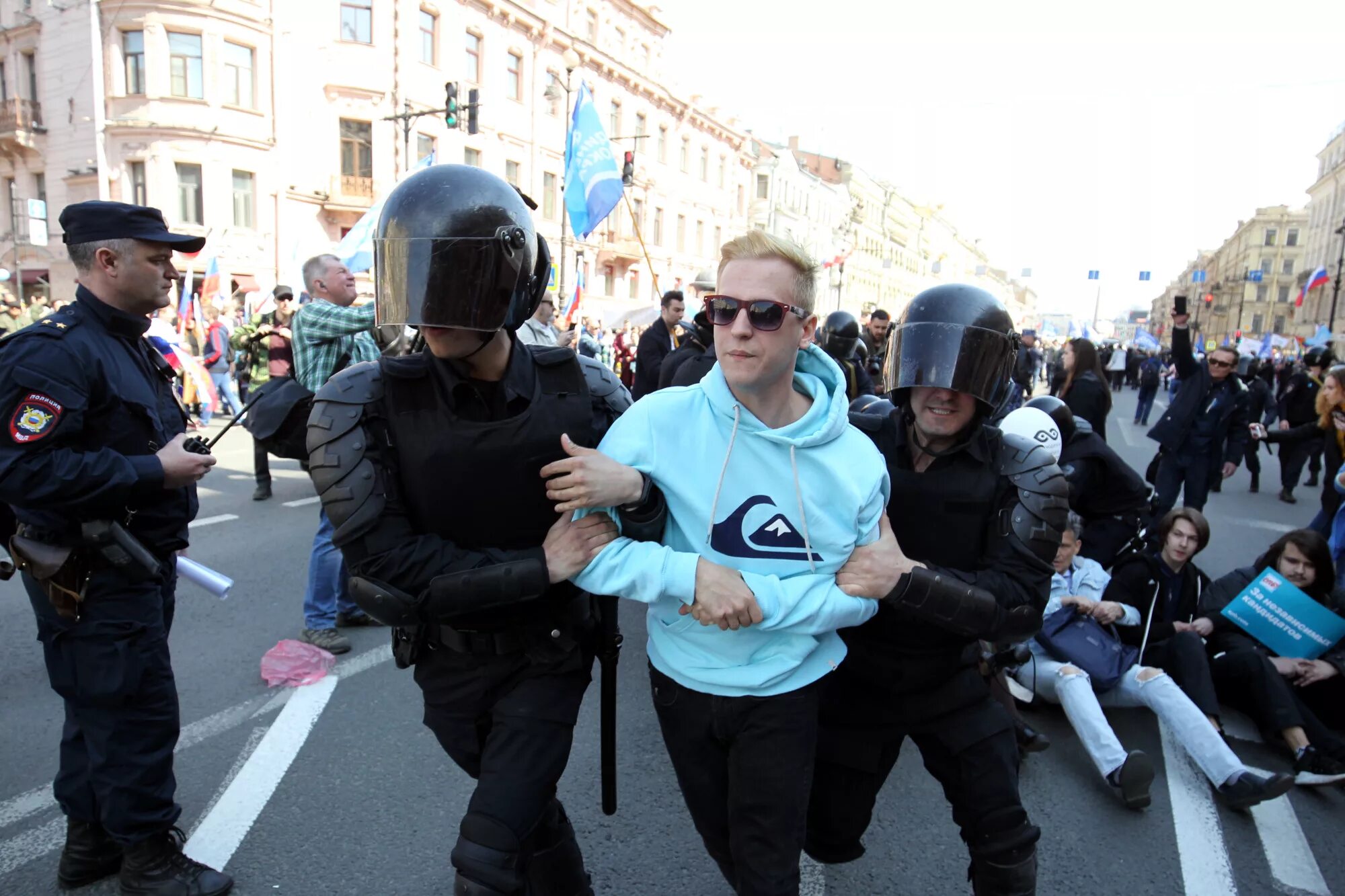 Полиция ОМОН В Санкт Петербурге. Люди на демонстрации. Митинг работников