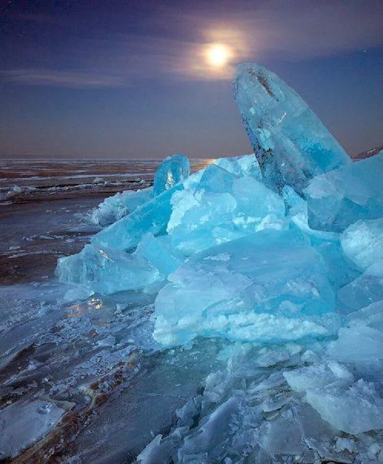 Большой кусок льда. Лед Байкала. Лед Байкала Торосы. Торосы в Арктике. Зимний Байкал Торосы.