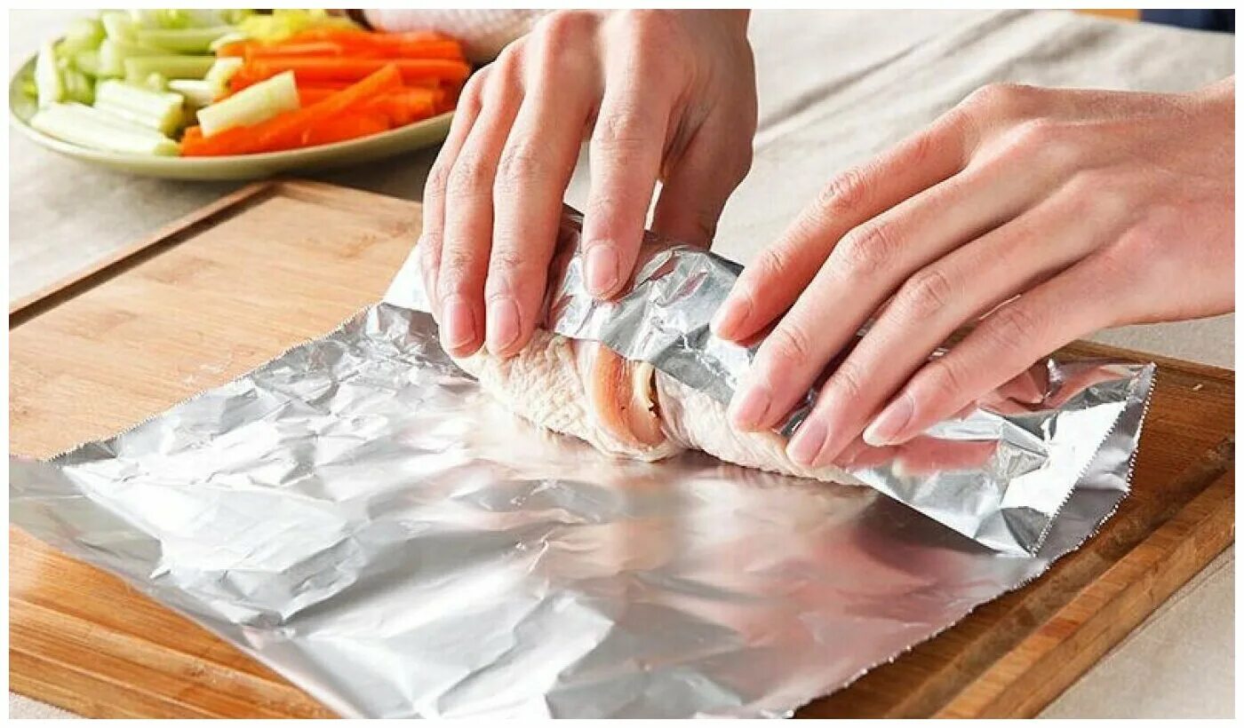 Как пользоваться фольгой для запекания какой. Фольга для запекания. Фольга для запекания. Сторона фольги для запекания. Противень из фольги для запекания.