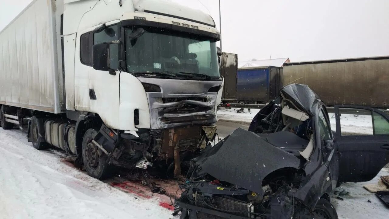 Грузовик на трассе. Машина на трассе.