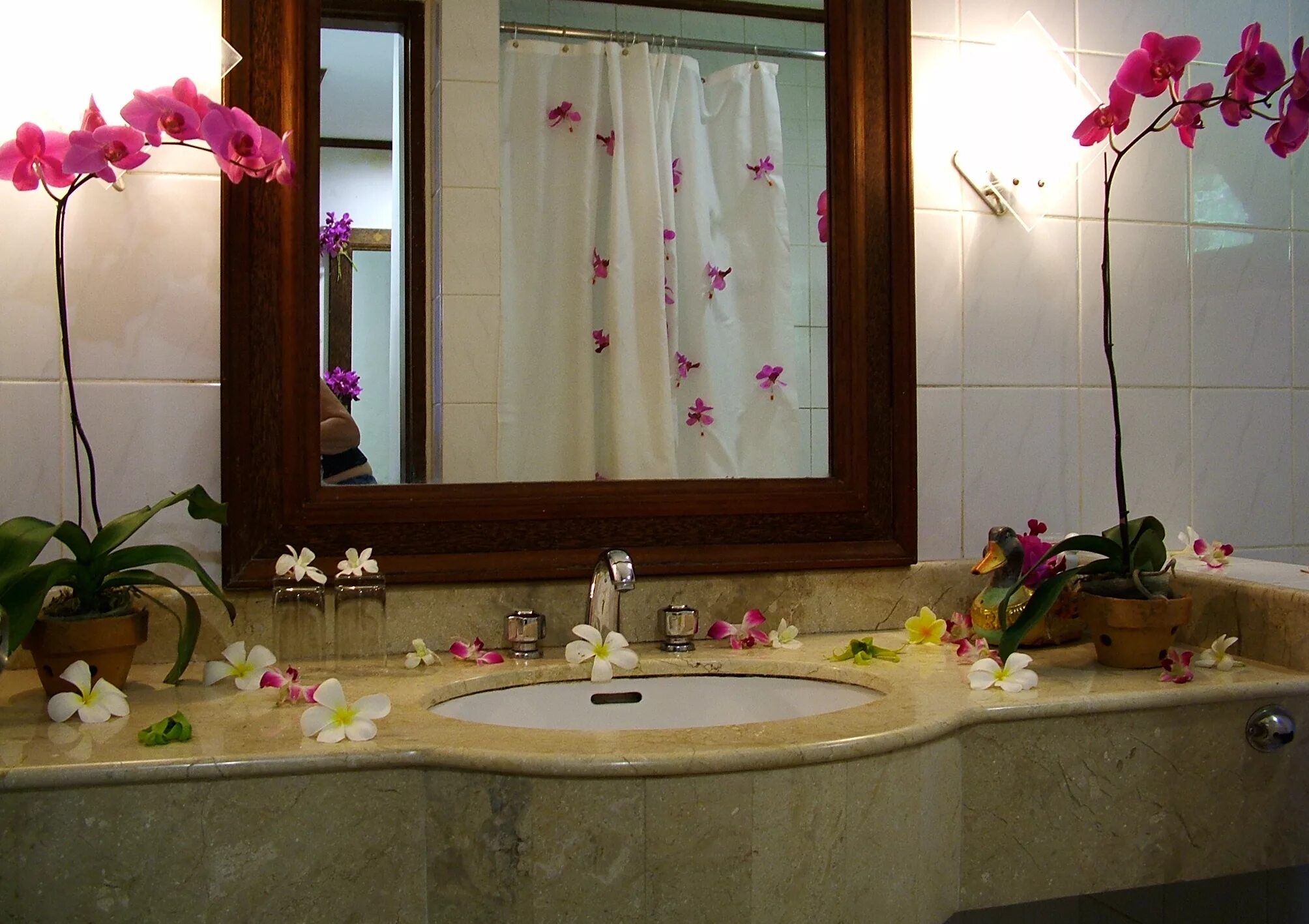 Как украсить ванну. Декор для ванны. Цветочные композиции в ванную комнату. Украшения в ванную комнату. Декор в ванную комнату цветы.