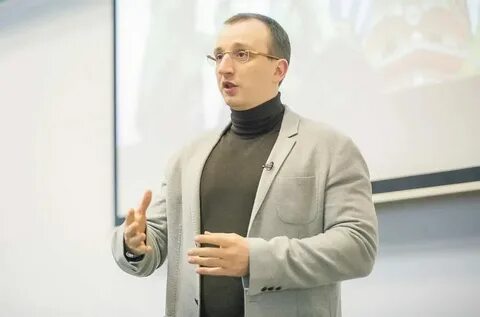 Заместитель директора ведет часы