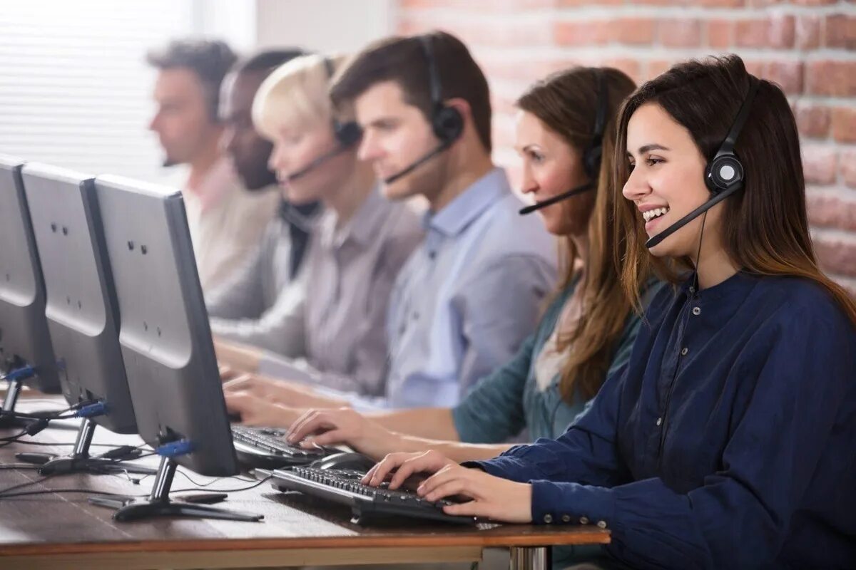 Call цен. Колл центр. оператор колл центра. контактный центр. девушка колл центр.