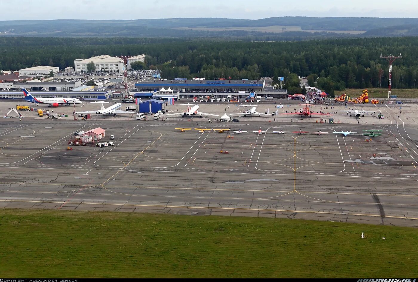 Аэропорт красноярск край. Аэропорт Красноярск. Емельяново аэропорт перрон. Аэродром Северный Красноярск. Аэропорт Емельяново Красноярск.