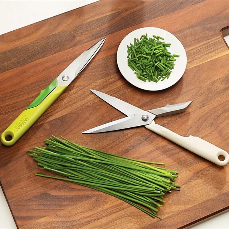 The scissors on the kitchen table. Joseph joseph ножницы. нож ножницы безопасно. cutting scissors for kitchen. kitchen scissors.