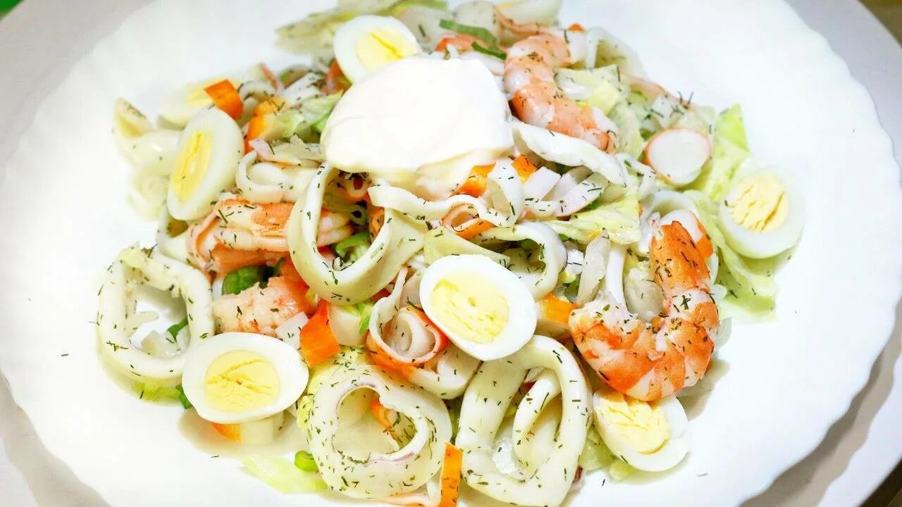 Очень вкусный салат с кальмарами. Салат из авокадо кальмаров и креветок. салат морской бриз с кальмарами. салат с кальмарами и креветками. салат с креветками и каль.