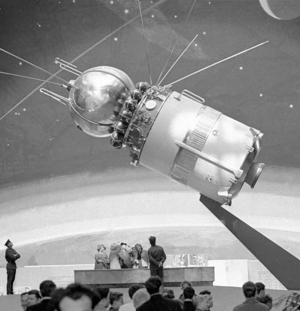 Околоземная орбита гагарин. Первый в мире многоместный космический корабль Восход-1. Восход-2 — Советский пилотируемый космический корабль. Восход 1 ракета. Восход космический корабль 1964.
