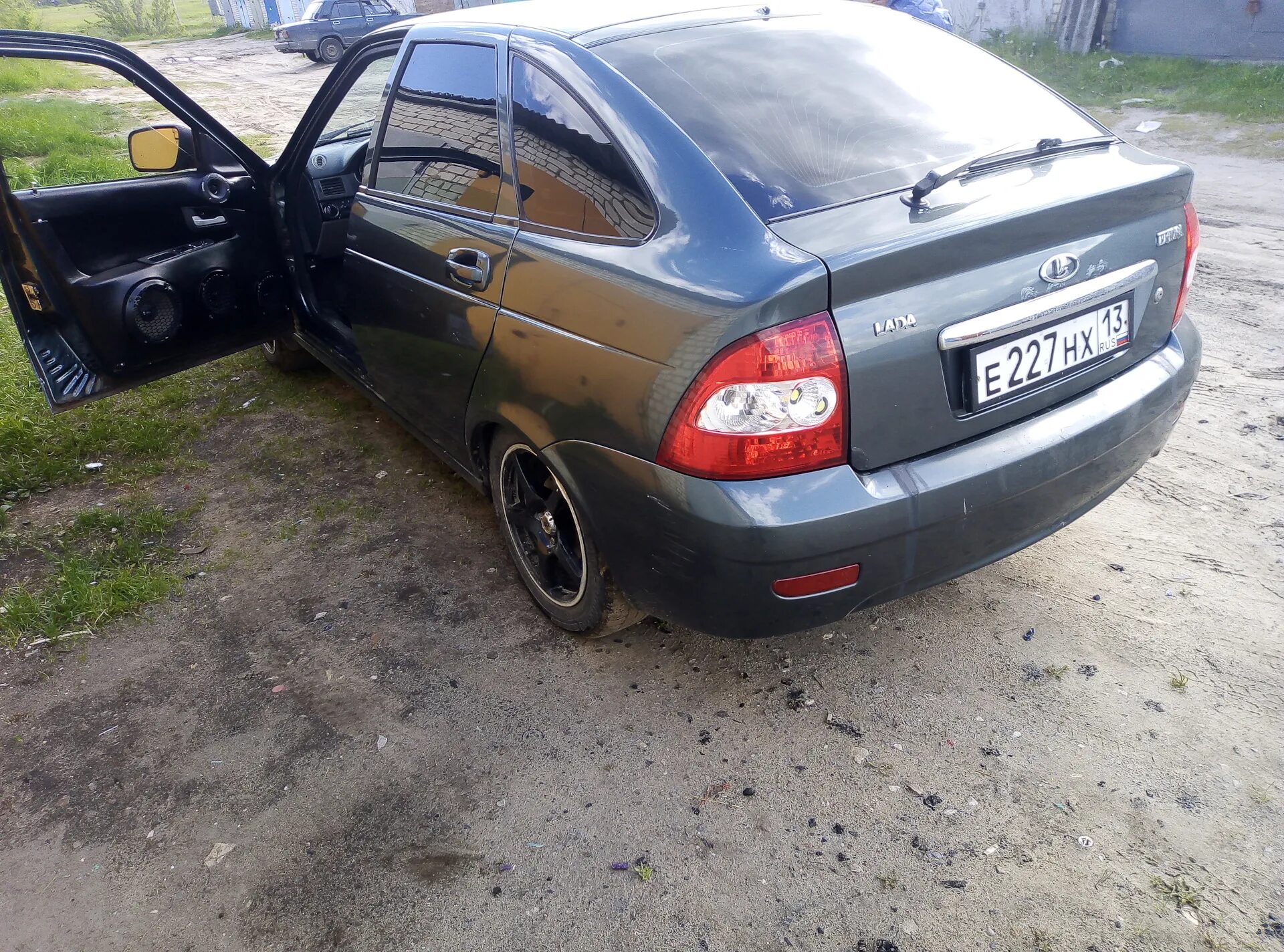 Бампер приора 2 на приору хэтчбек. Задний бампер приора 1 хэтчбек. приора 2 без заднего бампера. бампер приора 2 хэтчбек. задний бампер приора хэтчбек.