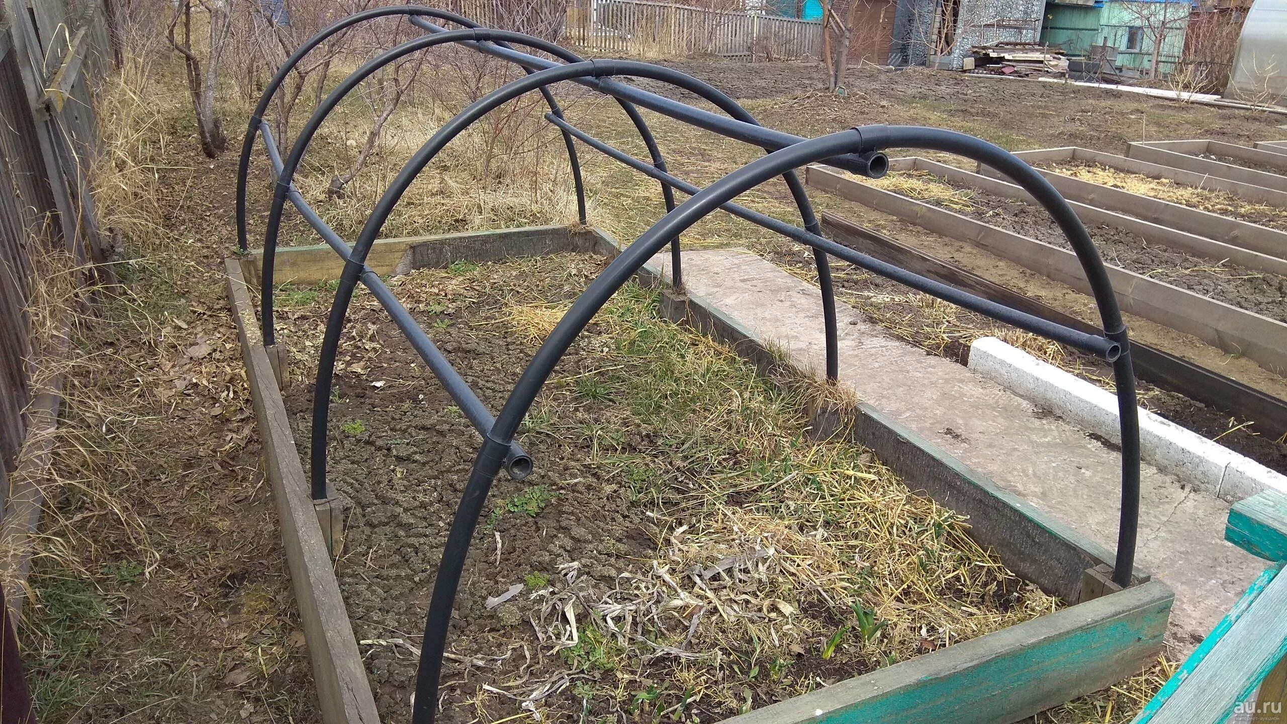 Установить дуги. Теплица из труб пнд 2x3. дуги для парника. дуги для теплице. дуги для парников.