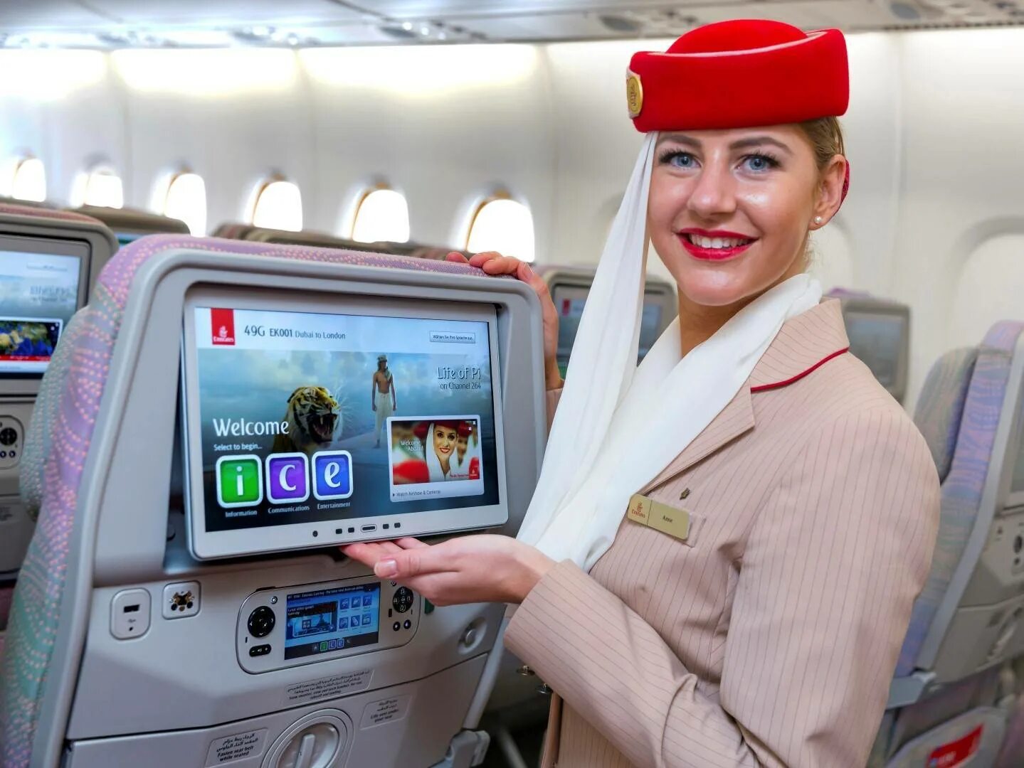 Борт Эмирейтс самолета. Emirates Airlines a380 Inflight. Развлечения в самолете. Мультимедийная система в самолете.