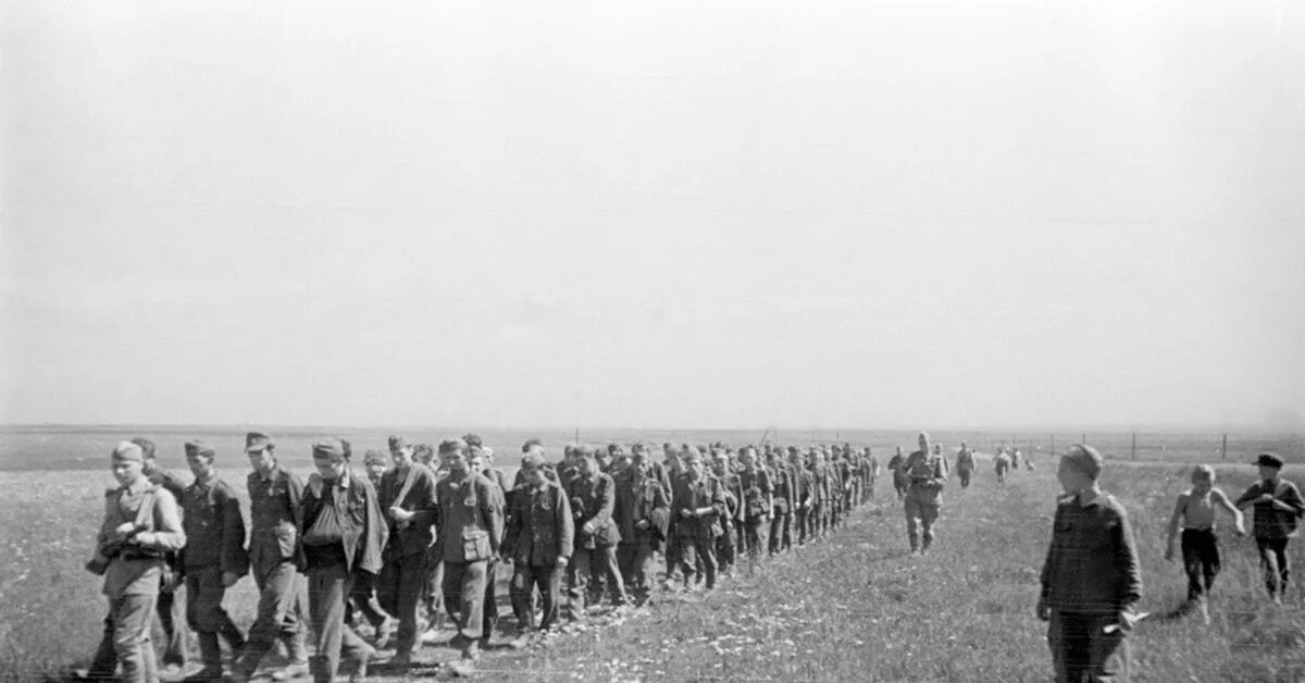 Сколько год был в плену. Колонна советских военнопленных 1941. Колонны пленных советских солдат 1941. Пленные бойцы РККА В 1945. Пленные немецкие солдаты под конвоем.