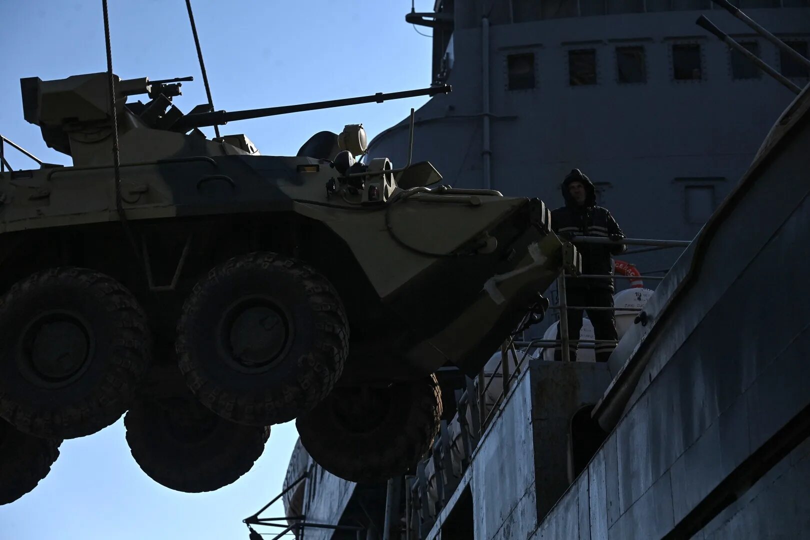 Бдк николай фоменков высадка десанта. Убейте врагов находясь на десантном корабле. Убейте врагов находясь на десантном корабле. Бдк устинов корабль. Бдк николай вилков тихоокеанский флот.