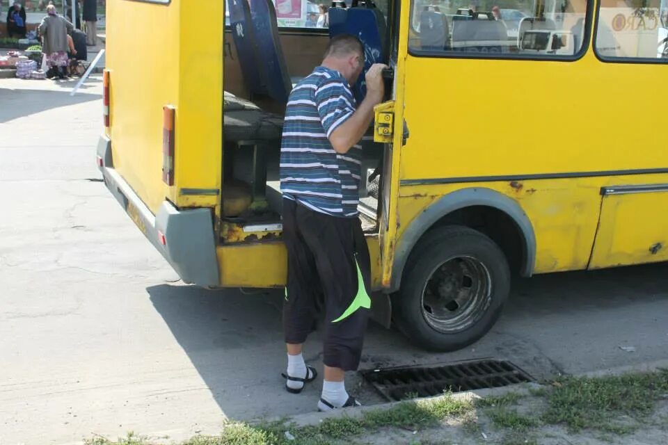 туалет в рейсовом автобусе. сходила в туалет в автобусе. биотуалет на прицепе к автобусу. туристический автобус с туалетом. унитаз в автобусе.