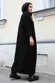 Женщина в длинном пальто