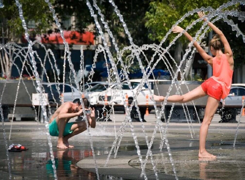 Лето жара фонтаны. Краснодар летом жара. Жара в Краснодаре фонтаны. Краснодар лето. Душная погода