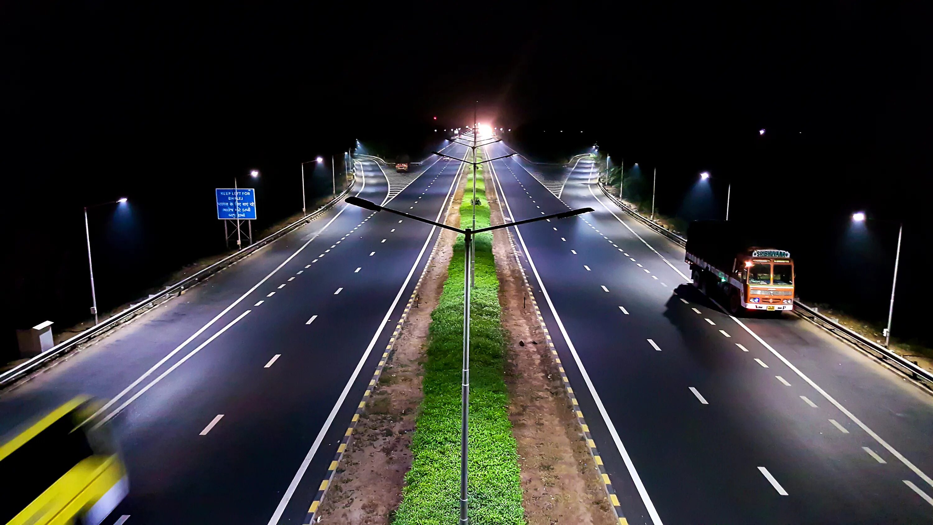 Включи свет дорога. Автобан Туркменистан. Освещение дорог. Освещение автомагистрали. Ночная дорога.