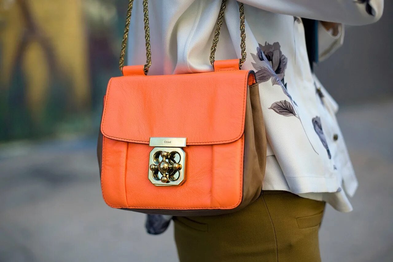 Какие сумки легкие. Оранжевая сумка. Образы с оранжевой сумкой. Оранжевая сумочка. Сумка морковного цвета.