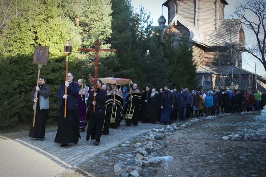 Вокруг храма ход. Крестный ход красногорск пасха. Вокруг храма ход. Крестный ход вокруг храма на пасху. Крестный ход (церковь покрова-на-лузе).