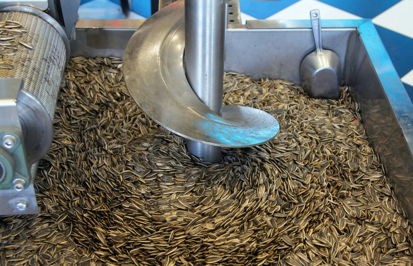 Как чистят семечки на производстве от скорлупы. Обжарка семечек на заводе. Машинка для очистки от скорлупы семечек. Семенорушка для обрушивания семян. Как чистят семечки на производстве от скорлупы.