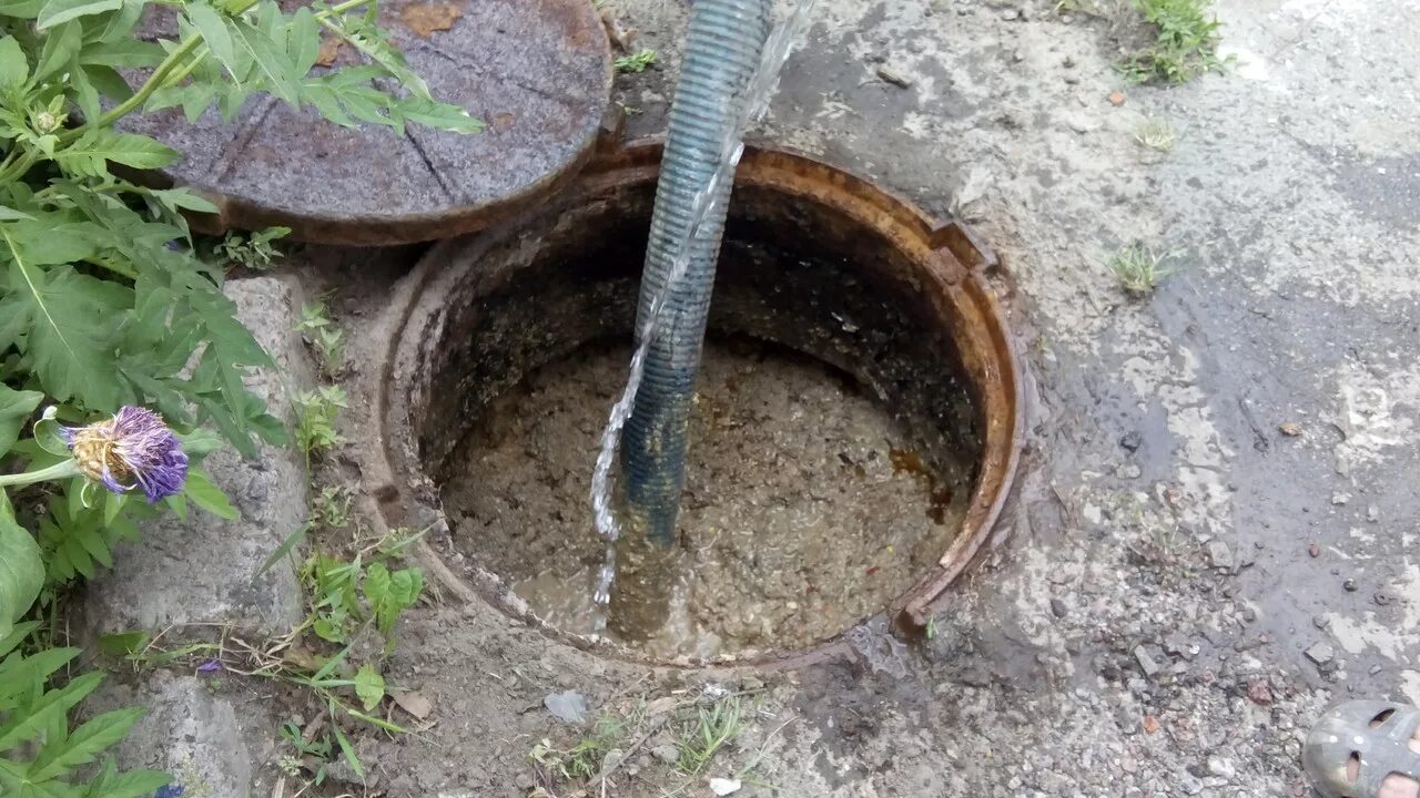 Труба для откачки сливных ям. Жироуловитель откачка. Ил в выгребной яме. Ил в выгребной яме. Труба в колодец для откачки канализации.