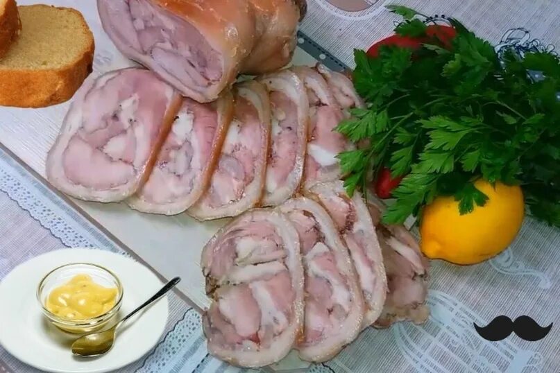 Как вкусно приготовить рулет из рульки. Ветчина из свиной рульки. рулька свиная ветчина. рулет из свиной рульки. рулет из рульки свиной запеченный в духовке.