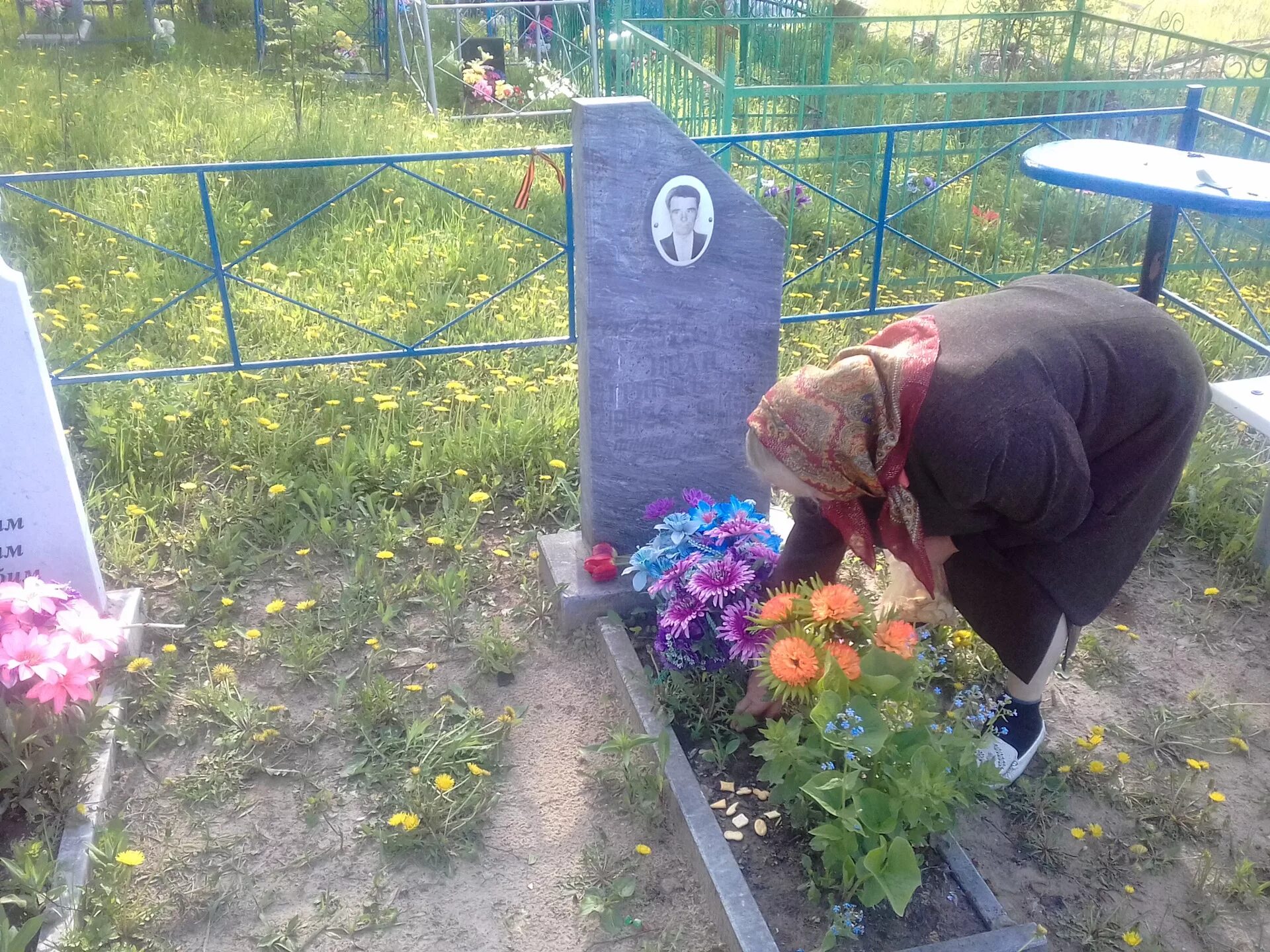 Кшесинская матильда могила. Сон могила сына. Мать плачет на могиле сына. Кладбище женщин. Матери на кладбище своих детей.