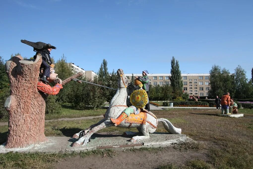 Ленинский район г барнаула. Достопримечательности Ленинского района Барнаула. Памятники Барнаула Ленинский район. Парк Эдельвейс Барнаул. Ленинский район.